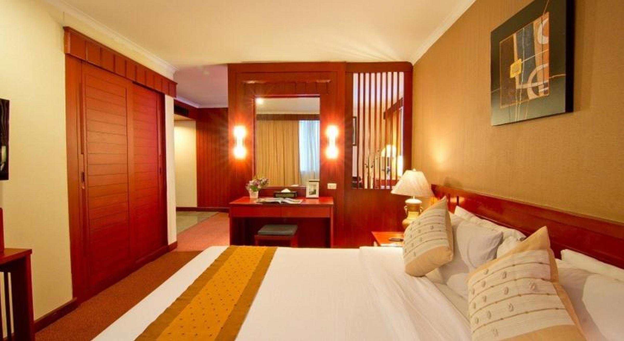 Manhattan Hotel Bangkok Exterior photo