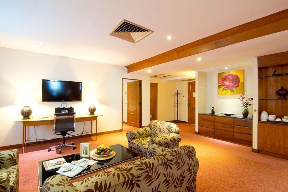 Manhattan Hotel Bangkok Exterior photo